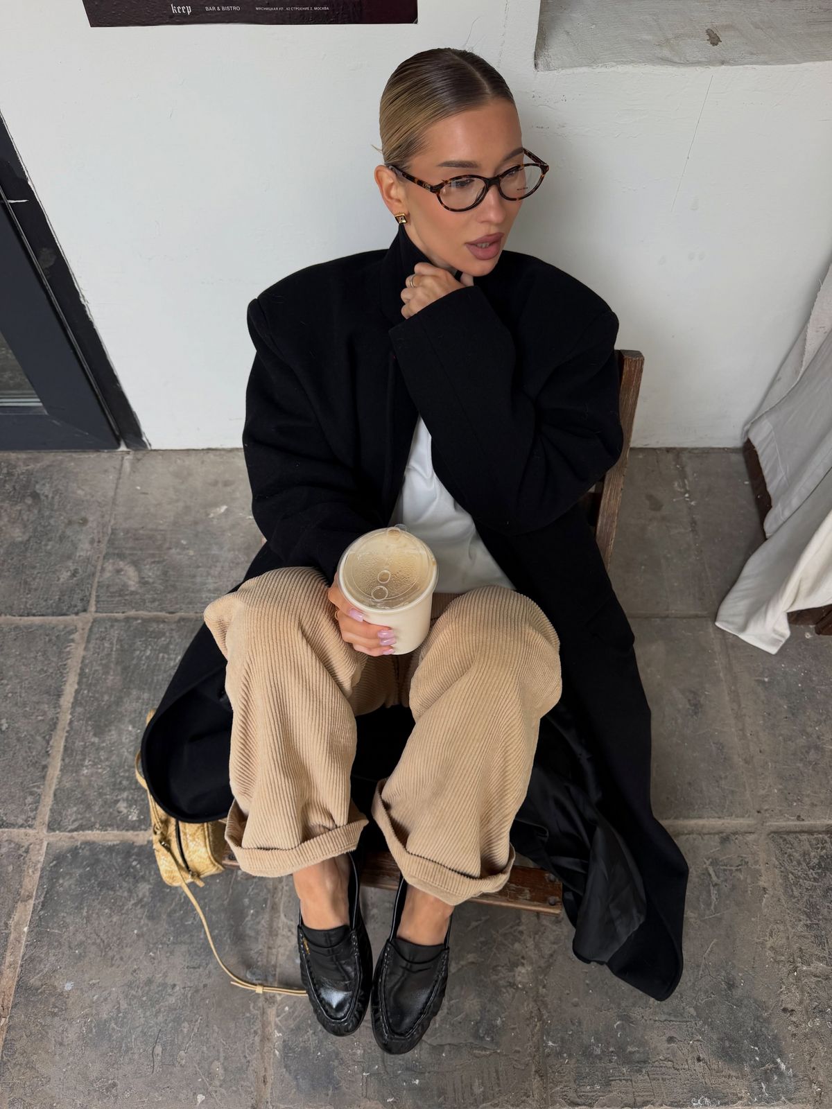 골덴 바지로 모던하고 세련된 룩을 선보인 패션 인플루언서 타냐 바탈로바티 @batalova_tii