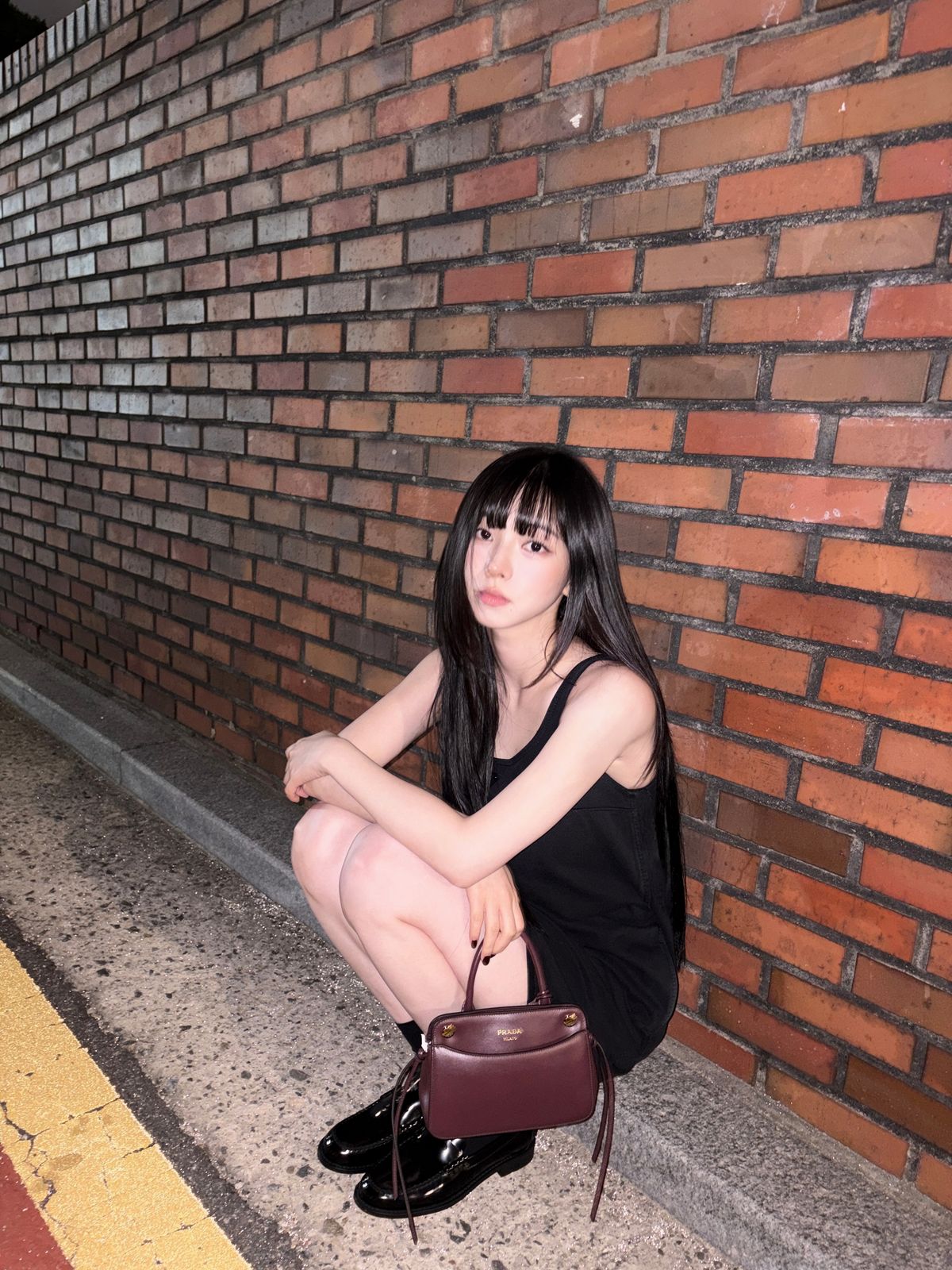 스트레이트 블랙 헤어에 매끈한 텍스처를 더한 카리나 | 인스타그램 @katarinabluu