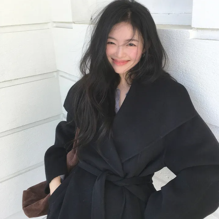 세미 A 자형으로 떨어지는 실루엣의 블랙 코트. 사진/아틀리에 나인 