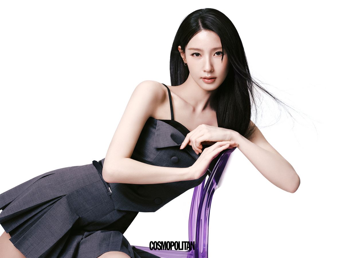 뷔스티에 Ann Andelman. 스커트 Juun.J. 귀고리 스타일리스트 소장품.