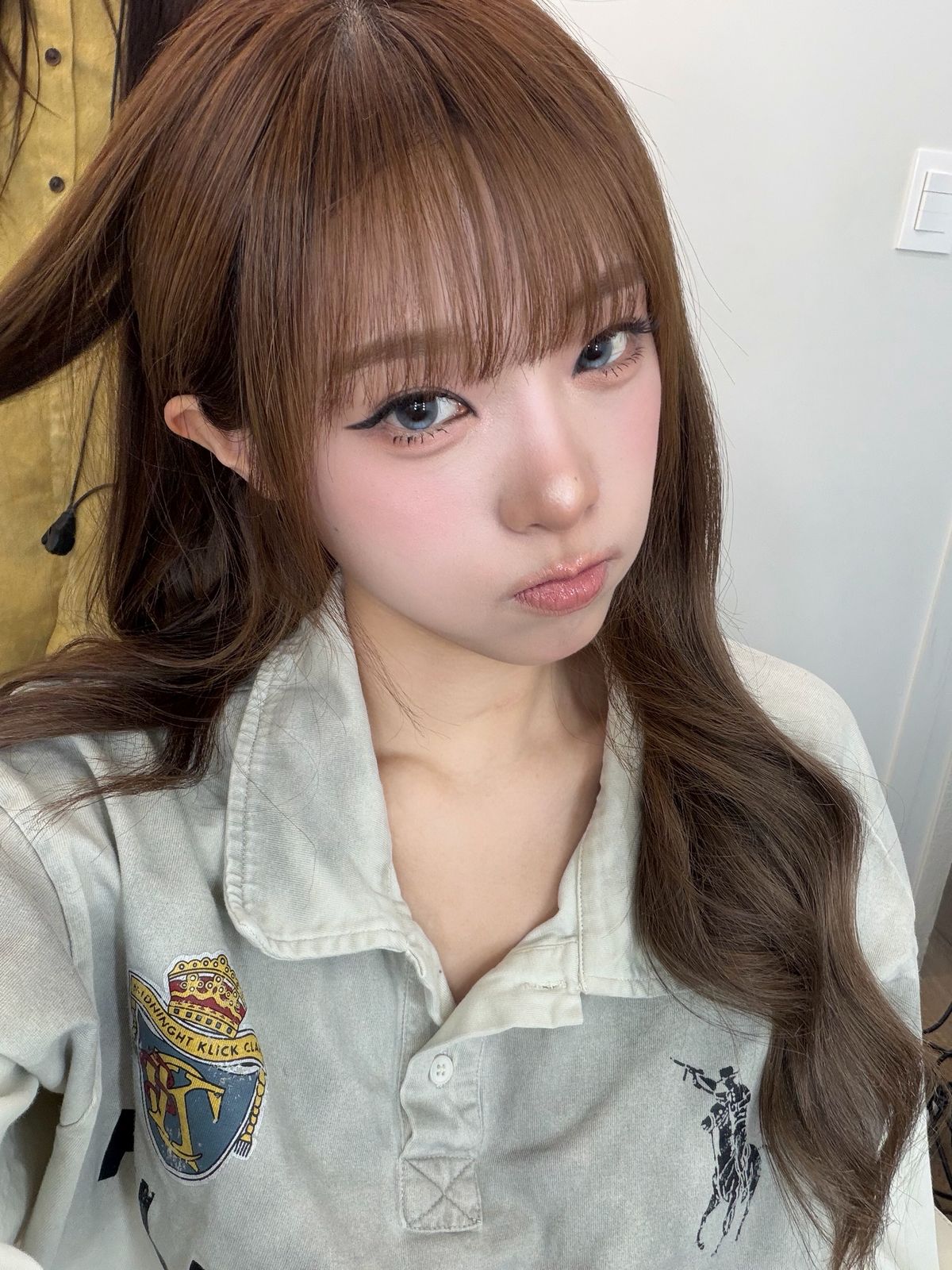 언더라인과 언더래시를 덜어내 뒤트임을 시원하게 살린 예나l 인스타그램 @yena.jigumina