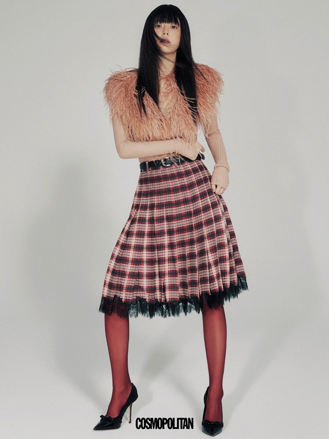 페더 디테일 톱 Blumarine. 스커트, 벨트 모두 Self-Portrait. 힐 Jimmy Choo. 스타킹 스타일리스트 소장품. 