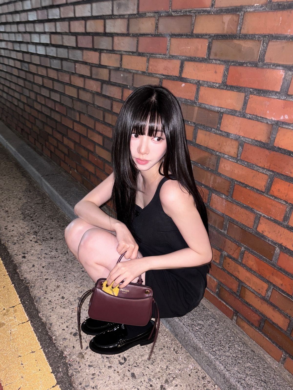 윗눈꼬리를 살짝 올린 캣츠 아이라인으로 눈매에 포인트를 준 카리나ㅣ 인스타그램 @katarinabluu