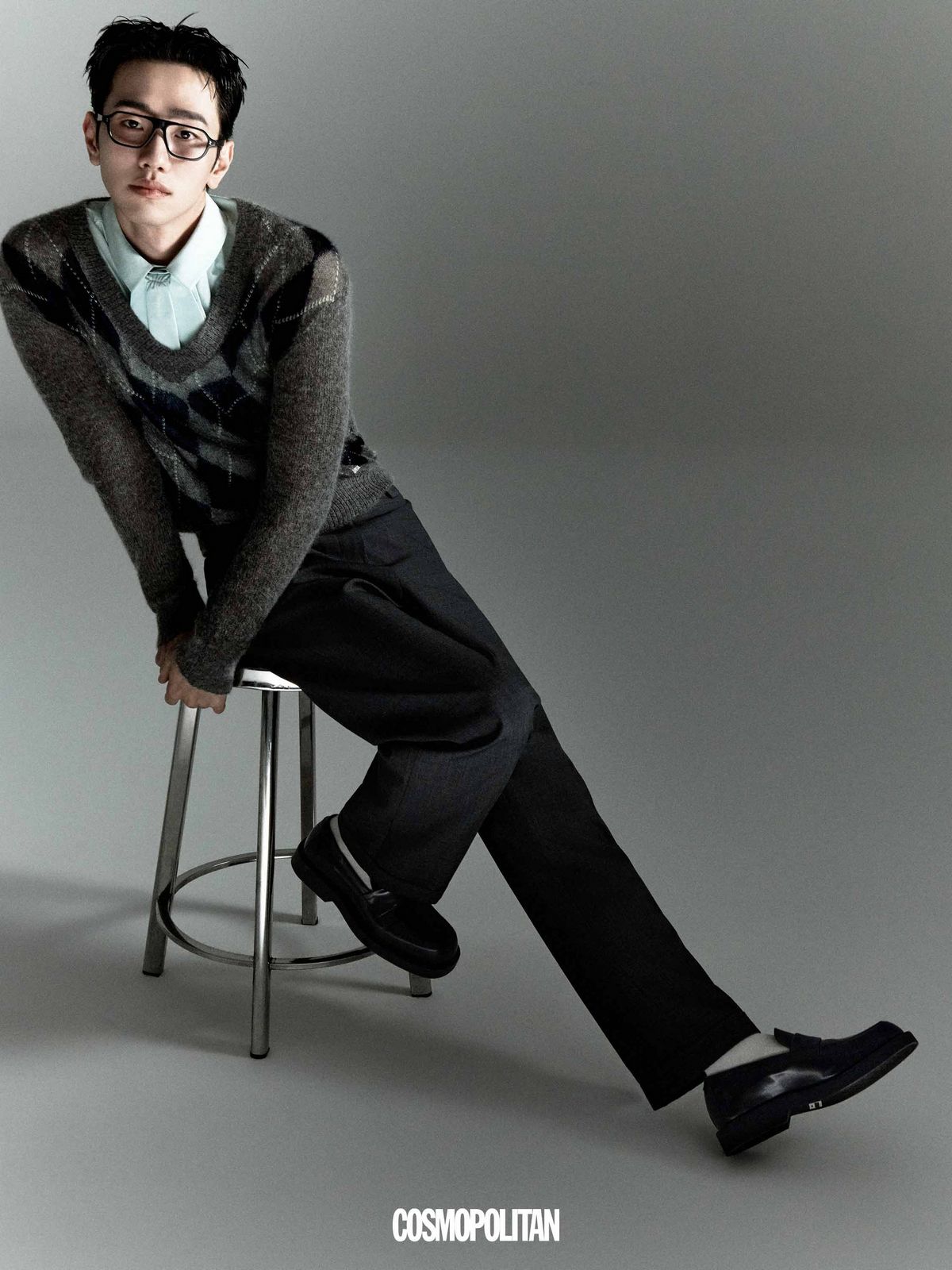 니트 톱, 블라우스, 팬츠 모두 Shushu/Tong. 안경 Oliver Peoples by Luxottica. 슈즈 Jimmy Choo. 양말 스타일리스트 소장품.