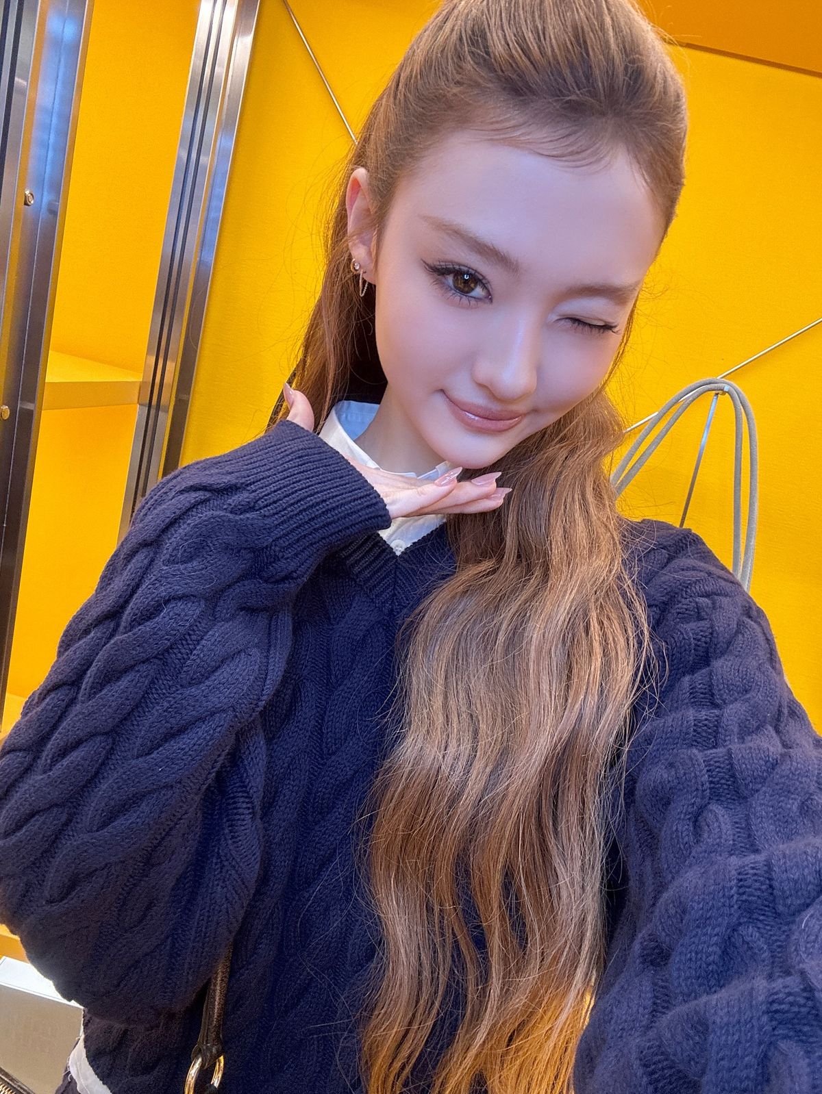 베이비 잔머리로 포인트를 준 엘라 ㅣ 인스타그램 @meovv