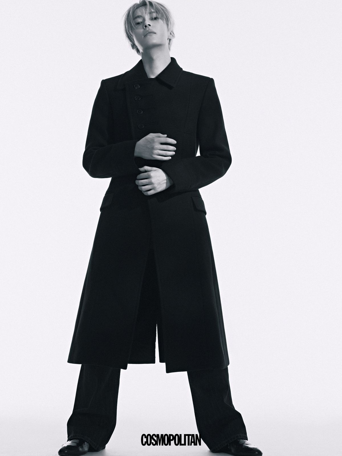 코트, 슈즈 모두 DRIES VAN NOTEN. 팬츠 스타일리스트 소장품.
