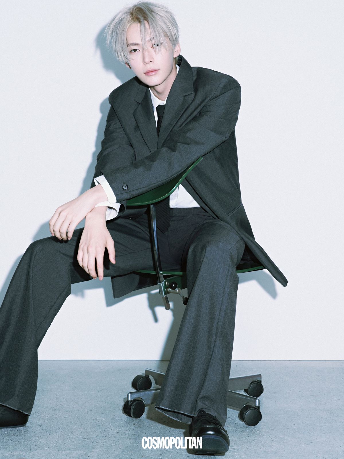 재킷, 셔츠, 팬츠, 슈즈 모두 JIL SANDER. 타이 스타일리스트 소장품.