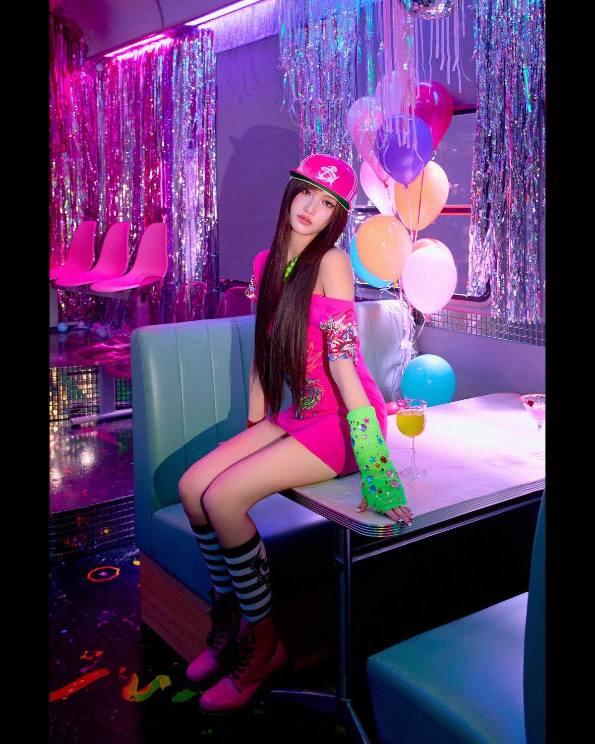 아이브 이서, ‘CRUMBS’ 컨셉 포토 속 Y2K 패션 스타일링 | 인스타그램 @ivestarship