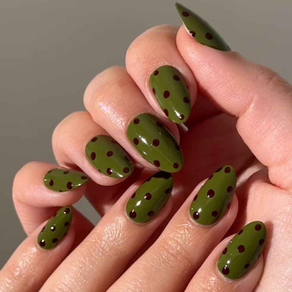 올리브 네일 아이디어 8 | 사진 인스타그램 @avrnailswatches