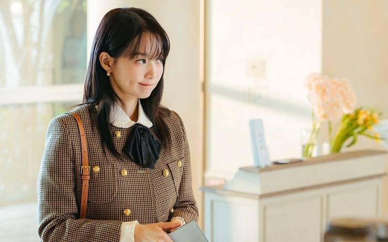 9-to-Thrive: Shin Min-a’s Chic Take on K-Office Style