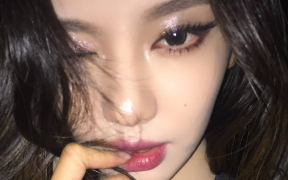 하이라이터 어디에 바를까? 레이·카리나의 글램 메이크업 팁