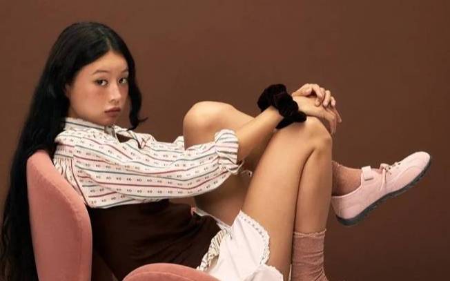 청바지에 툭 신었을 뿐인데 분위기 미쳤다! 스웨이드 운동화 6