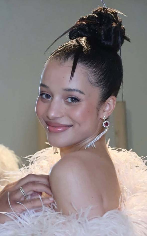 벚꽃 대신, 지금 유행하는 ‘그레이 핑크’ 블러셔 5