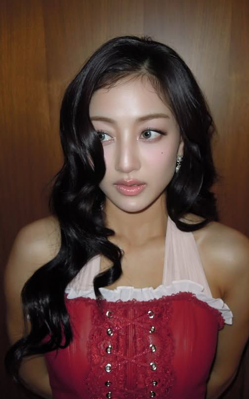 제니, 로제처럼 얼굴이 작아 보인다고? 요즘 다 하는 '포워드 펌' 정체