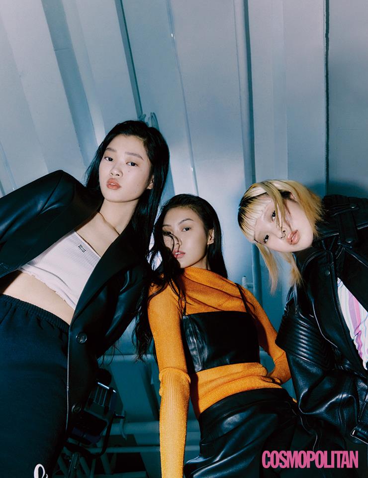 COOL LEATHER_ 젠지에게 1990년대 감성은 그야말로 새로운 세계. 1990년대풍 테일러드 가죽 재킷, 가죽 톱, 가죽 스커트가 특히 인기다. (윤지)가죽 재킷 가격미정 이로. 가죽 크롭 톱 60만원 미우미우. 가죽 팬츠 가격미정 챔피온. (하영)가죽 뷔스티에 톱 8만9천원 자라. 시스루 톱, 가죽 스커트 가격미정 모두 우영미. (무비)가죽 재킷 5백99만원 겐조. 톱 9만9천원 한킴.