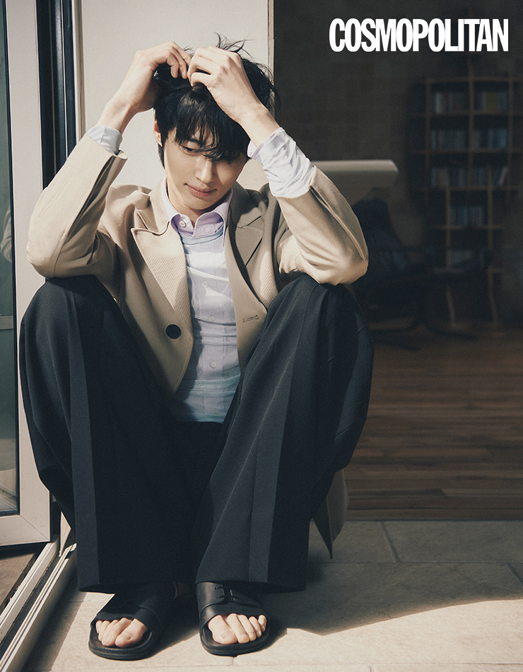 재킷, 시스루 톱, 셔츠, 팬츠 모두 가격미정 우영미. 슈즈 60만원대 메종 마르지엘라.