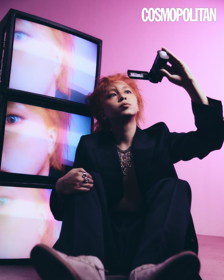  헤럴딕 다크 블루 더블 브레스트 블레이저 1백42만원, 다크 블루 울 와이드 레그 팬츠 66만8천원, 크리스털 올드 네크리스 80만8천원, (위부터)앤티크 실버 컬러 밴드링 23만8천원, 앤티크 실버 컬러 시그넷 링 23만8천원, 매트 그린 볼스타 스니커즈 71만8천원 모두 골든구스.