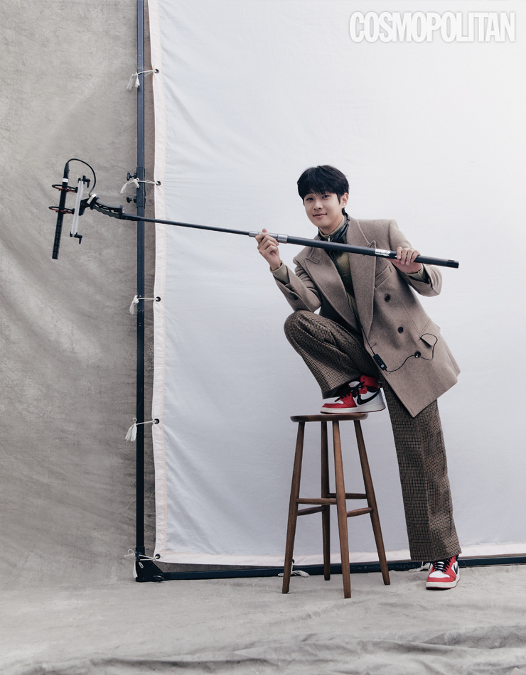 재킷 56만8천원 렉토. 집업 톱 가격미정 자크뮈스 by 10 꼬르소 꼬모. 팬츠 가격미정 Cool T.M by 10 꼬르소 꼬모. 스니커즈 가격미정 나이키.