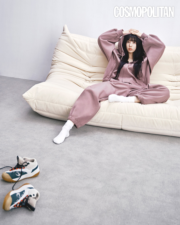  익스클루시브 라인 [the H] 오버핏 헤비스웻 후드 집업 19만9천원, 익스클루시브 라인 [the H] 오버핏 헤비스웻 조거 팬츠 17만9천원, 브레서블 레터링 브라톱 5만9천원, 트래킹화 델키 14만9천원 모두 스파이더. 