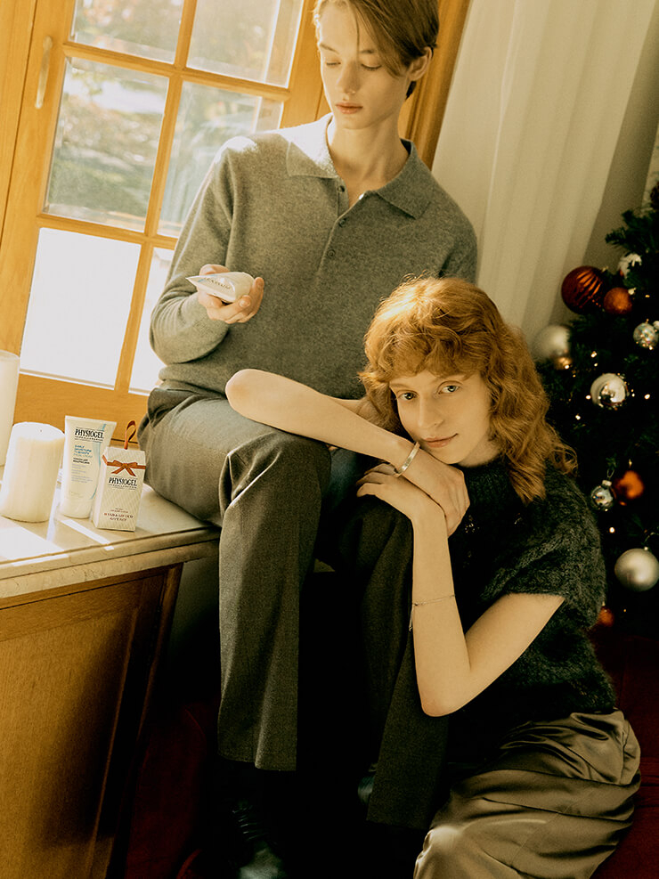 [DMT 페이셜 크림] 피부 장벽을 강화하고 외부 자극으로부터 피부를 보호하는 바이오미믹 테크놀로지를 적용해 72시간 동안 촉촉함을 지속시키는 보습 크림. 저자극 포뮬러로 민감 피부는 물론 온 가족이 안심하고 사용 가능하다. 150ml 4만 3천원대, 피지오겔. [DMT 핸드 앤 립 듀오 기프트 세트] 시어버터와 식물성 오일이 함유된 포뮬러가 거칠고 건조해진 입술의 수분 손실을 막고 촉촉하게 보호해주는 DMT 마일드립밤, 올리브 오일, 시어버터 등 고보습 성분을 함유한 포뮬러가 건조한 손을 촉촉하고 부드럽게 가꿔주는 DMT 핸드크림 DMT 마일드 립밤 4.2g+ DMT 핸드크림 50ml 2 만 7천원대, 모두 피지오겔. 따뜻한 홀리데이의 기억