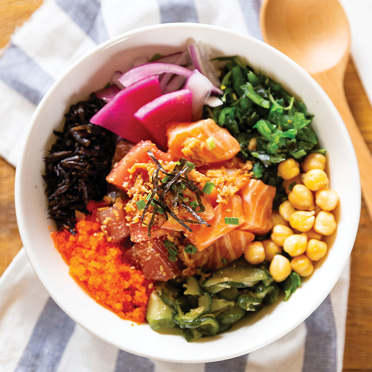 훅트포케의 하와이안 클래식 포케와 연어 토핑.