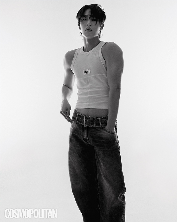 탱크톱, 데님 팬츠 모두 가격미정 아크네 스튜디오. 