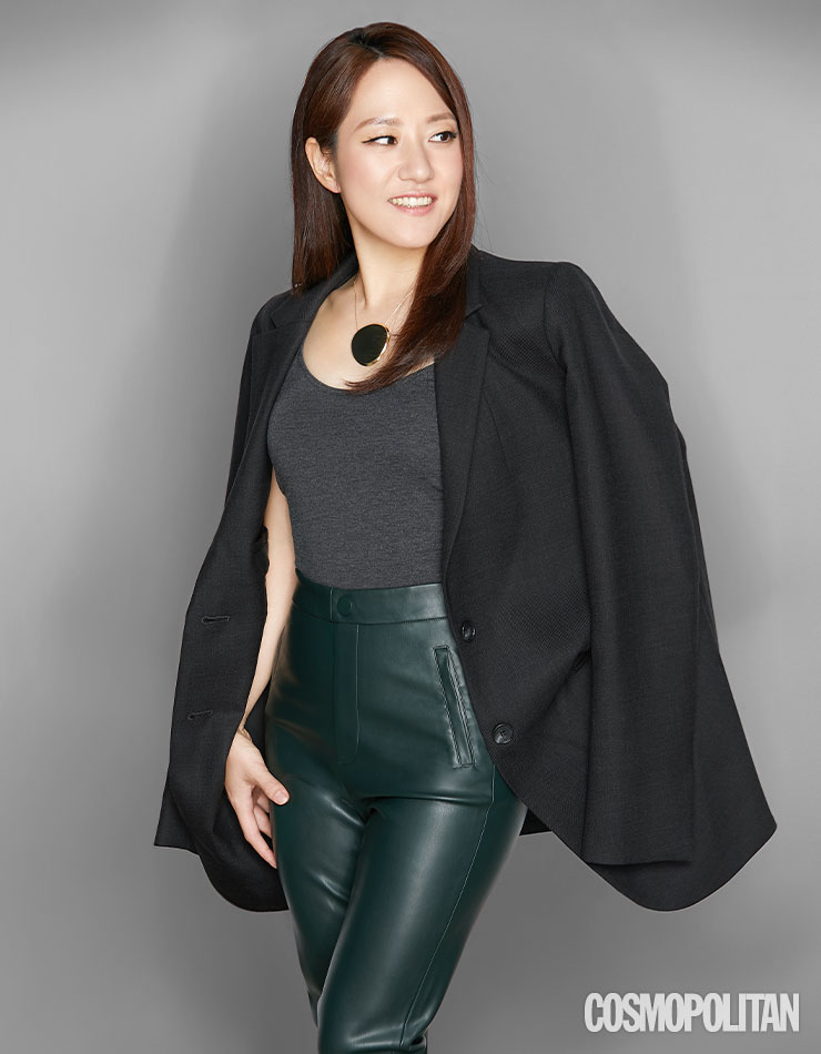 블레이저 코스 아카이브 에디션. 가죽 팬츠 자라. 이너 톱, 목걸이 스타일리스트 소장품.