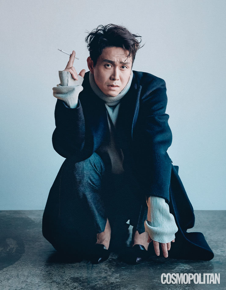 코트 59만9천원 대중소. 니트 터틀넥 가격미정 코스. 팬츠 가격미정 S.T. 듀퐁 파리. 펌프스 스타일리스트 소장품.