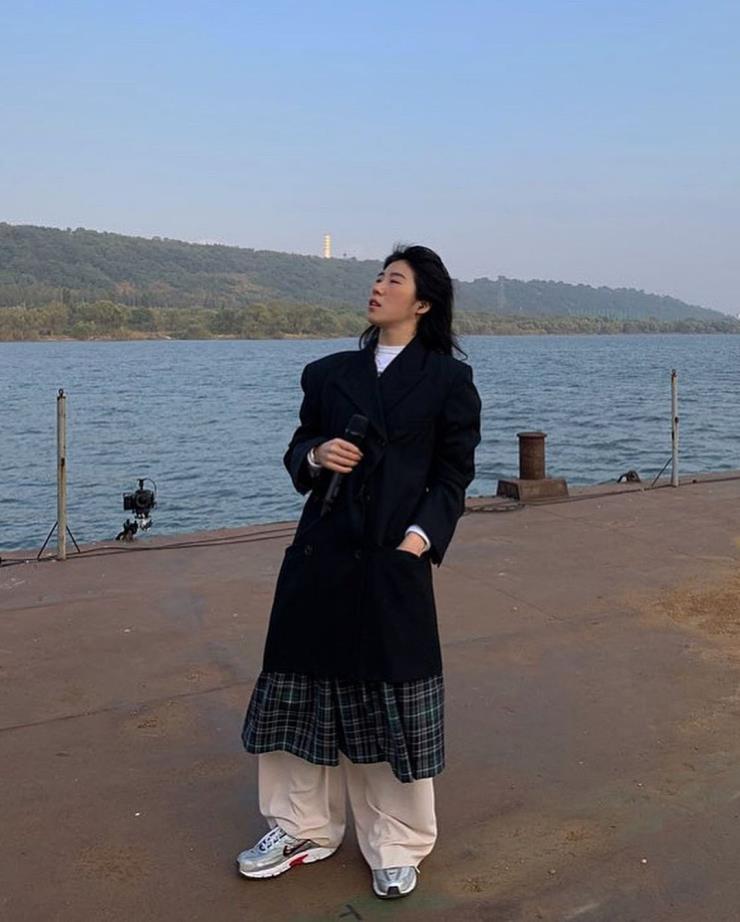 포멀한 코트에 매치해도 좋다.