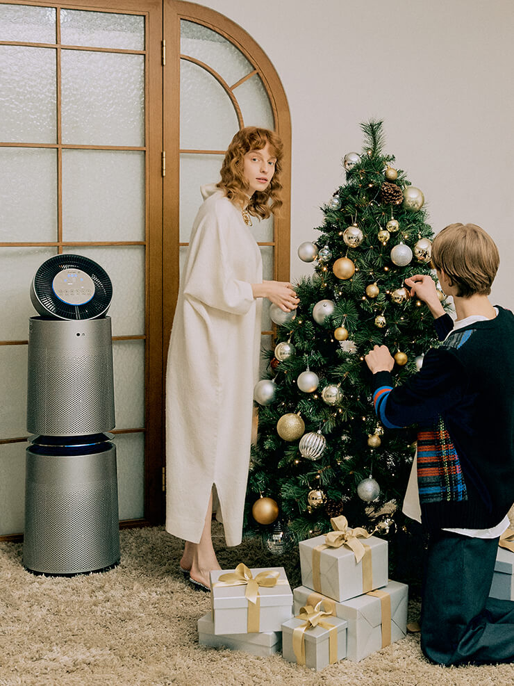 [LG 퓨리케어 360&deg; 공기청정기] 집 안에 있는 시간이 많아진 요즘 , 실내 공기 관리가 더욱 중요하다. 360&deg; 모든 방향에서 먼지를 흡입하고 0.01&mu;m극초미세먼지를 99.999% 제거하기 때문에 실내 어디에 두어도 공기를 깨끗이 정화한다. 빠르게 실내 공기의 순환을 돕는 클린부스터 기능 또한 탑재했다. 6단계 토탈 케어 플러스 필터로 초미세먼지 , 알레르기 유발 물질 등을 효과적으로 제거해준다. LG전자. 