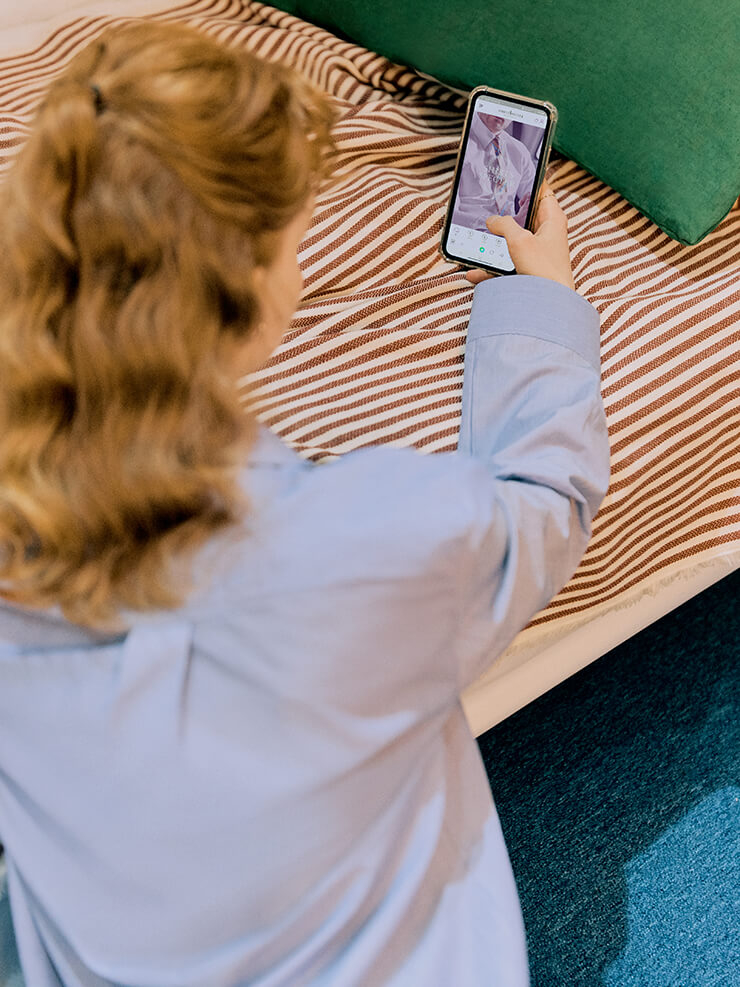 [AI 맞춤 셔츠 서비스] 매장에 방문할 필요 없이 핸드폰을 통해 사이즈와 디자인을 선택하고 셔츠를 주문할 수 있다. 특히 사이즈 저장 기능이 있어 재 주문 시 손쉽게 맞춤 셔츠의 주문이 가능하다. 여자 모델이 착용한 A라인이 돋보이는 핀 스트라이프의 블루 컬러 우먼 셔츠 . 11만9천원 , 셔츠 스펙터. 