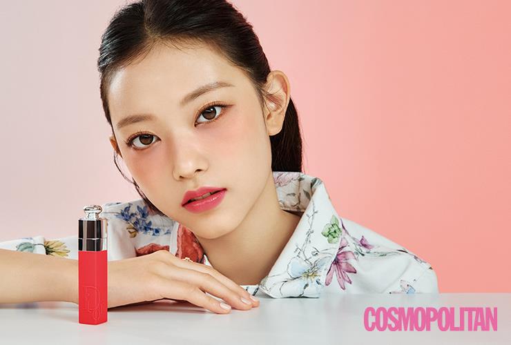 디올 어딕트 립 틴트 #451 내추럴 코랄 4만9천원.플라워 패턴 재킷, 반지 모두 가격미정 디올.