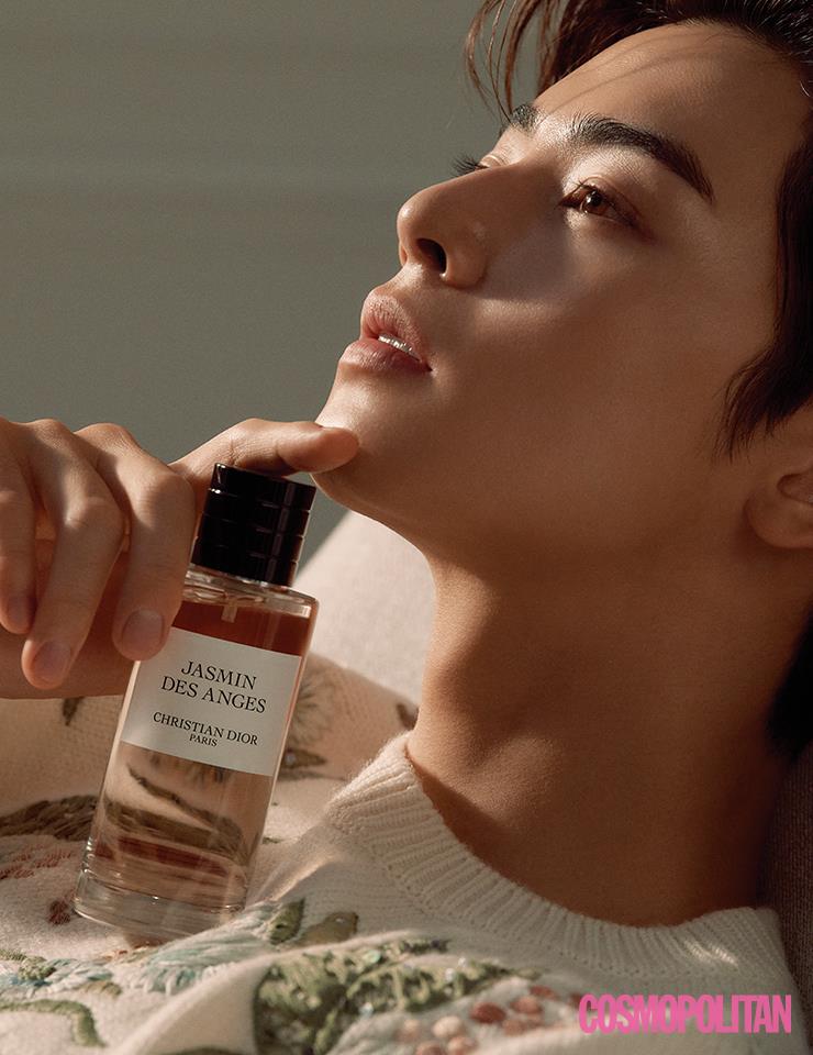 라 콜렉시옹 프리베 크리스챤 디올 쟈스망 데 쟝주 오 드 퍼퓸 125ml 35만원대 꽃향기로 가득한 프랑스 그라스의 재스민 꽃밭을 거닐고 있는 듯한 착각을 불러일으킬 정도로 오랜 시간 동안 코끝에 맴도는 플로럴 향이 매력적인 오 드 퍼퓸.