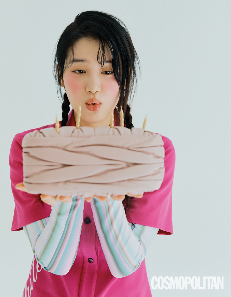 셔츠 드레스 1백33만원 오프화이트. 이너 톱 23만원 한킴. 미니 백 3백50만원대 미우미우.