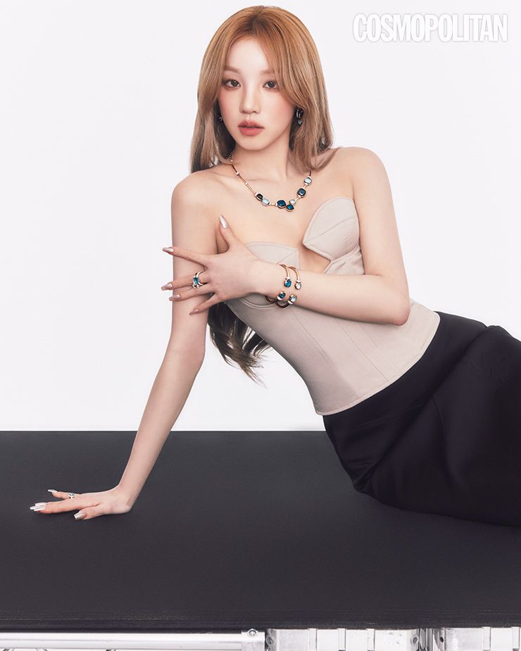  4개의 런던 블루 토파즈와 다이아몬드가 세팅된 누도 이어링, 런던 블루 토파즈와 스카이 블루 토파즈, 3.1캐럿 다이아몬드가 세팅된 누도 리비에르 네크리스, 다이아몬드, 스카이 블루 토파즈와 런던 블루 토파즈가 비대칭 세팅된 누도 오픈 뱅글, (오른손)스카이 블루 토파즈와 다이아몬드가 파베 세팅된 누도 클래식 링, (왼손 왼쪽부터)화이트 토파즈와 다이아몬드가 파베 세팅된 누도 쁘띠 링, 런던 블루 토파즈와 다이아몬드가 파베 세팅된 누도 쁘띠 링 모두 포멜라토. 뷔스티에 록, 스커트 웰던. 