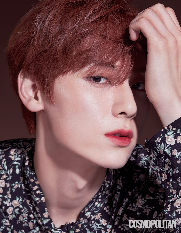 Base ▶ 맥 스튜디오 픽스 플루이드 SPF 15 PA++ 스킨 밸런싱 컴플렉스 #N12 4만9천원대. / Eyes ▶ 맥 아이섀도우 #코르크, #에스프레소 각각 2만7천원대. / Lips ▶ 맥 파우더 키스 립스틱 #디보티드 투 칠리 3만1천원대.