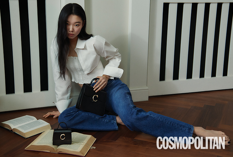 옐로 골드 소재의 LOVE 브레이슬릿, 블랙 컬러 송아지 가죽 소재의 팬더 C 드 까르띠에 마이크로 백, 블랙 컬러 송아지 가죽 소재의 팬더 C 드 까르띠에 스몰 백 모두 가격미정 까르띠에. 탱크톱 셔츠 알렉산더 왕. 데님 팬츠 베르사체.