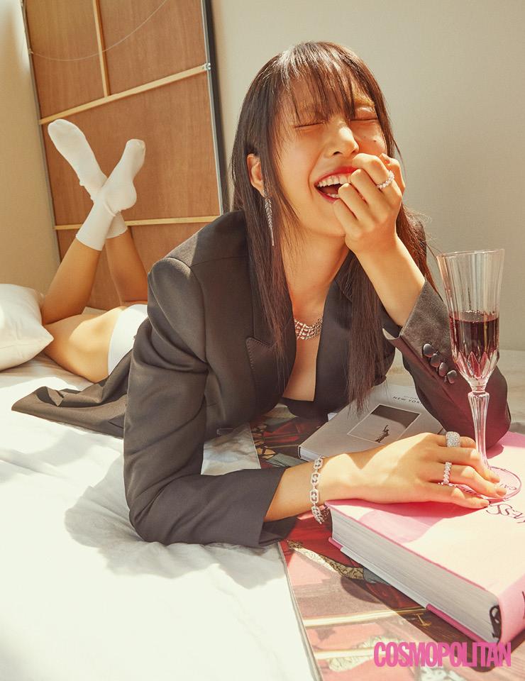 남자 턱시도 재킷을 관능적인 미니드레스로 활용하라. 귀고리 2천5백만원 스티븐 웹스터. 목걸이 5천3백만원, 팔찌 1천6백만원 모두 아디르 by 분더샵. 반지 (오른손 위부터)3천3백만원대 피아제. 1천7백만원 아디르 by 분더샵. (왼손)1천7백만원 아디르 by 분더샵. 턱시도 재킷 가격미정 셀린느. 브리프 3만5천원 캘빈클라인 언더웨어. 양말 에디터 소장품.