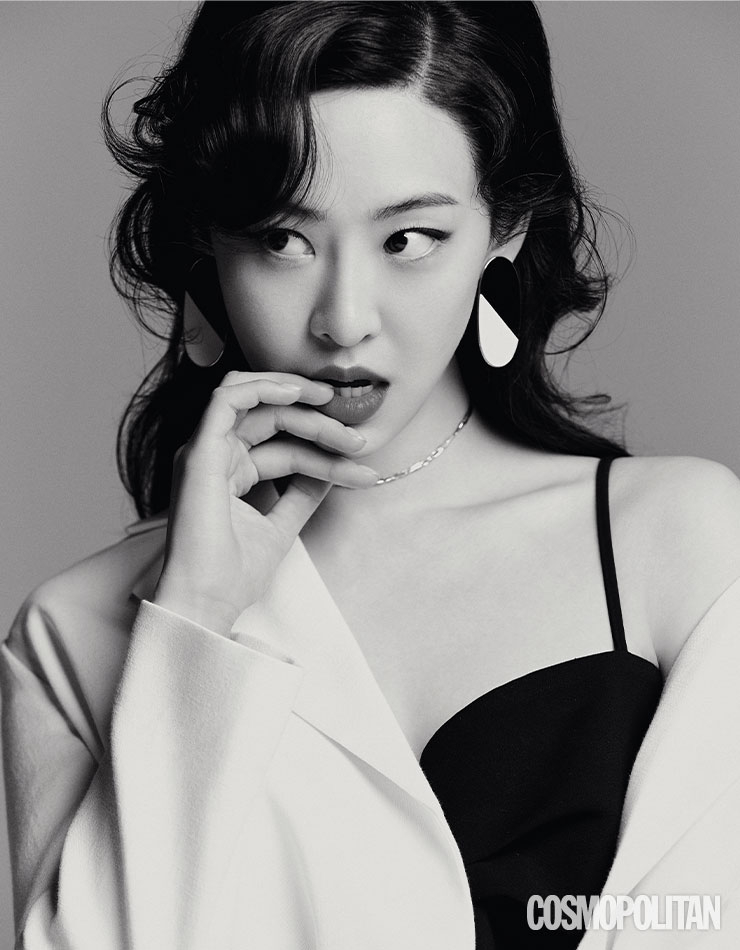 재킷 42만8천원, 뷔스티에 18만8천원 모두 렉토. 귀고리 7만8천원 잉크. 목걸이 9만2천원 르이에.