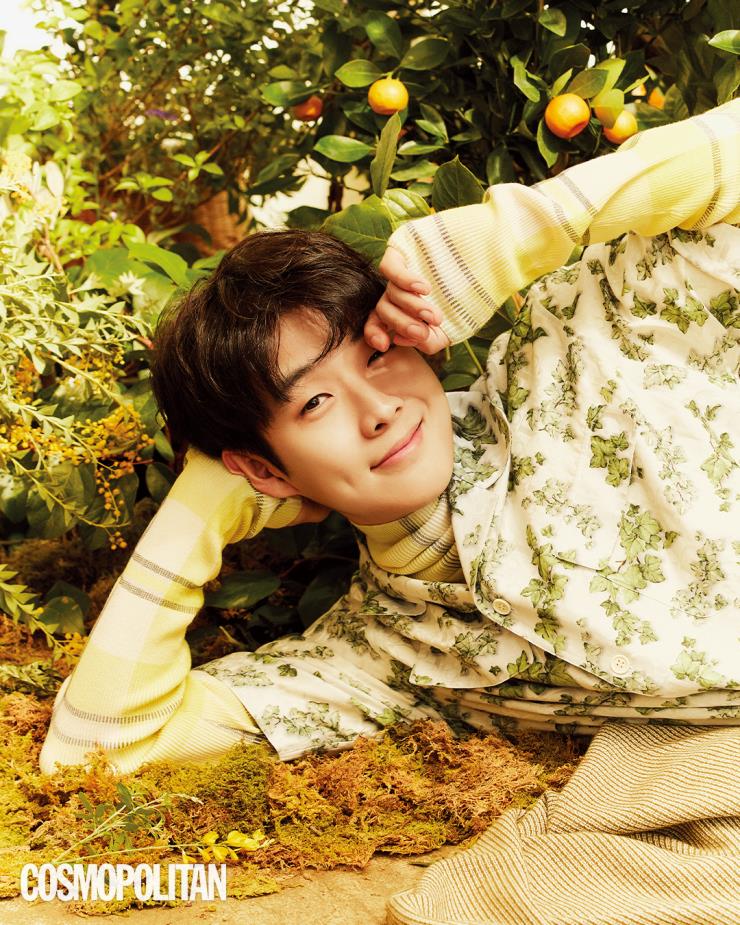 셔츠, 니트 톱 모두 가격미정 디올 맨.