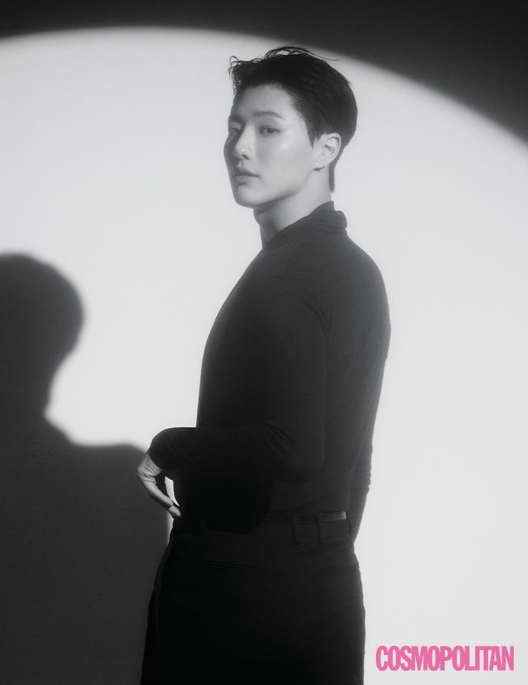 티셔츠, 와이드 팬츠, 벨트 모두 가격미정 생 로랑. 귀고리 본인 소장품.