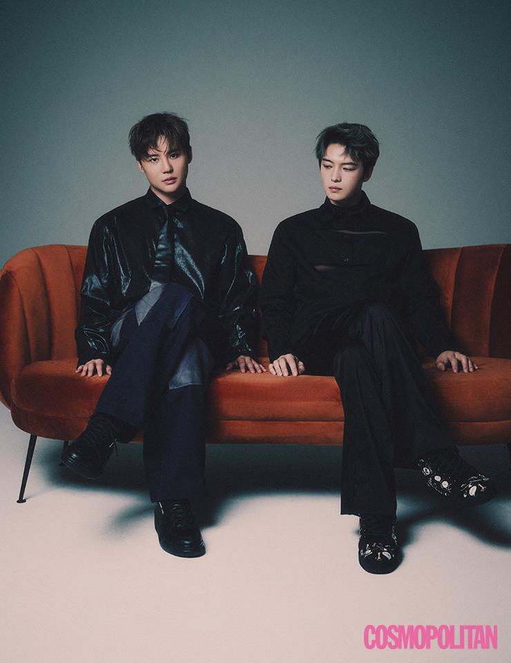 (김준수)셔츠, 타이 모두 가격미정 노디코마. 팬츠 가격미정 지용킴. 슈즈 가격미정 쥬세페 자노티. (김재중)셔츠 24만8천원 씨무. 이너 톱 가격미정 우영미. 팬츠 가격미정 잔키. 슈즈 가격미정 보스.