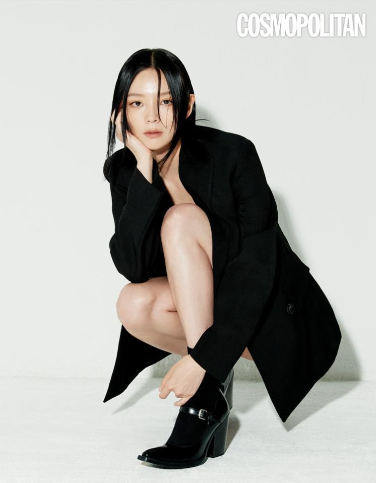 재킷, 쇼츠 모두 가격미정 질샌더. 메리제인 펌프스 1백80만원 프라다. 이너 톱, 양말 스타일리스트 소장품