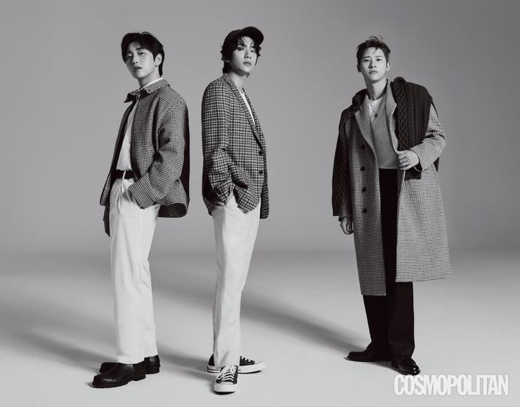 (산들)재킷 27만9천원 이에이 by 십화점. 팬츠 5만9천원 자라. 슈즈 가격미정 코스. 셔츠, 벨트 스타일리스트 소장품. (공찬)재킷 79만7천원, 팬츠 32만7천원 모두 맨온더분. 스니커즈 8만9천원 컨버스. 티셔츠, 모자 스타일리스트 소장품. (신우)코트 48만9천원 이에이 by 십화점. 티셔츠 가격미정 헤인즈. 어깨에 두른 니트 톱 17만8천원 오디너리피플. 팬츠 11만2천원 큐컴버스 by 십화점. 목걸이 29만8천원 불레또. 슈즈 스타일리스트 소장품.
