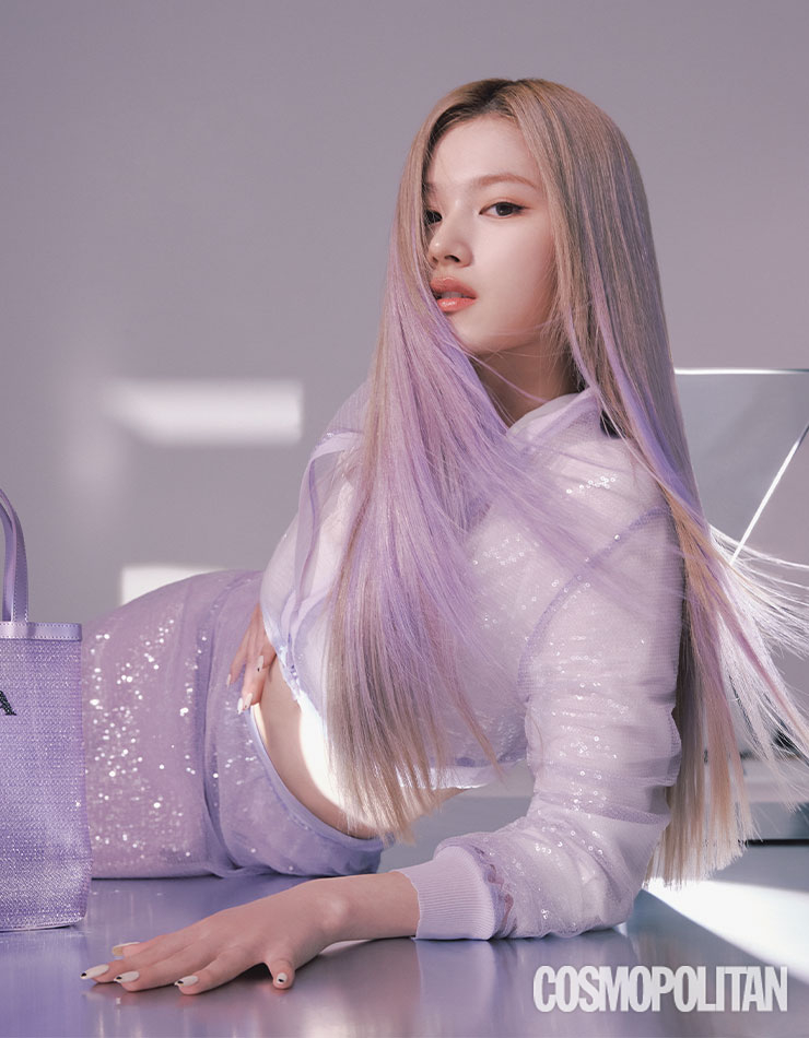 카디건 2백62만원, 블라우스 1백53만원, 스커트 2백88만원, 토트백 2백30만원 모두 프라다.