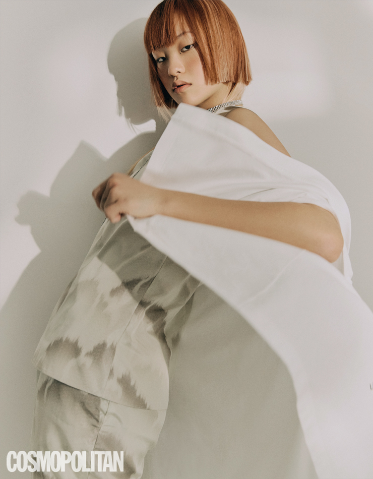 T-shirt cool 섬세한 실크 톱 위에 티셔츠 한 장으로 쿨한 포인트를 더하라. 블라우스, 팬츠, 티셔츠 숄 모두 가격미정 프라다. 초커 1만7천원 심플노모어.