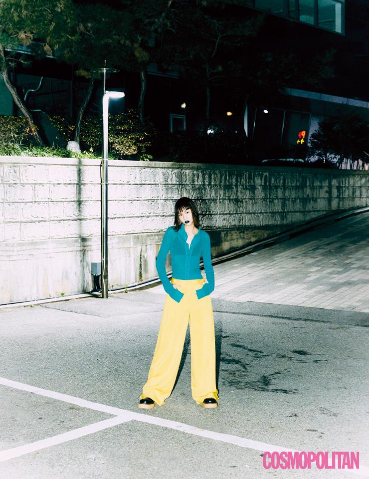 WIDE PANTS_ 스트레이트든 플레어든 와이드한 핏이 힙해 보인다. 니트 톱 1백65만5천원, 팬츠 1백65만5천원, 앵클부츠 1백31만원 모두 보테가 베네타. 브라톱 에디터 소장품.
