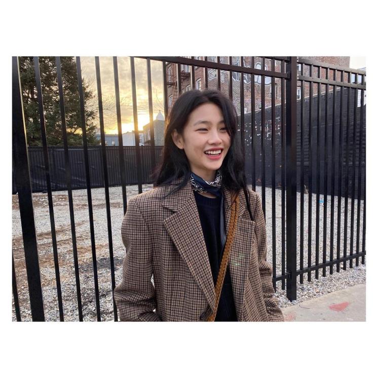 정호연의 소녀적인 얼굴과 오묘한 조화를 이루는 매니시 코트.