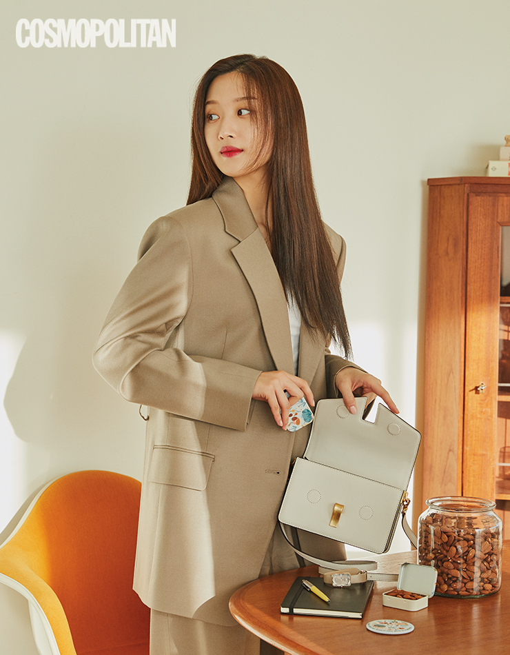 외출하기 전 필수템, 하루 권장량 23알의 아몬드가 담긴 아몬드 전용 틴 케이스로 비타민 E, 식물성 단백질 등 11가지 필수 영양소가 한번에 쏙!