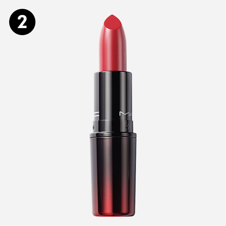 맥 러브 미 립스틱 기브 미 피버 3만1천원대 ▶ 입술에 미끄러지듯이 발리면서 투명 필름을 씌운 듯 얇고 가볍게 밀착되는 선명한 리얼 레드 컬러의 실크 슬림 핏 립스틱. → 써봤더니 : 보기에는 진한 레드 컬러인데, 실제로는 웨어러블한 핫 핑크 레드로 발색돼 얼굴에 바르면 칙칙한 피부에 생기 두 스푼을 더해준다.